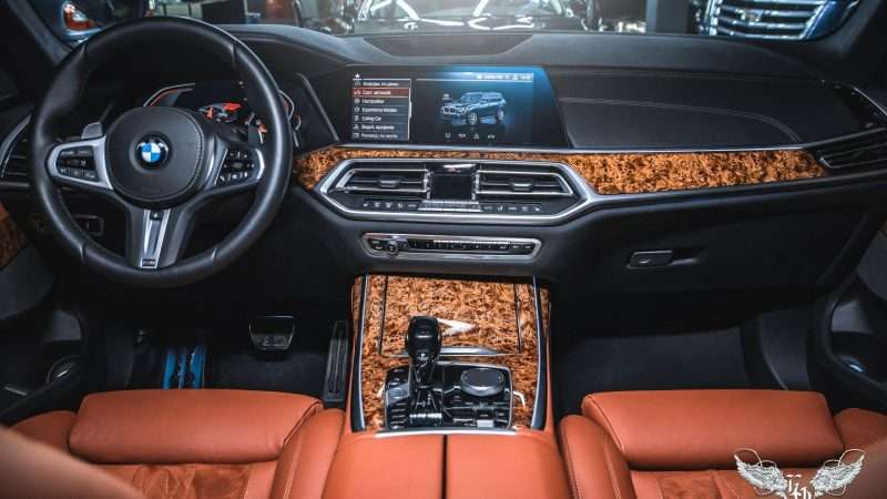 Дизайн салонов автомобилей BMW